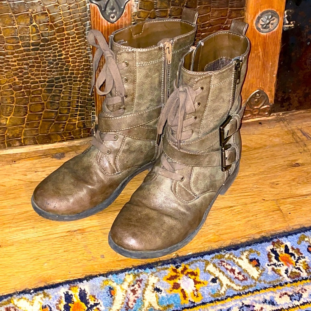 Madeline Girl size 8 Army Green Combat Boots